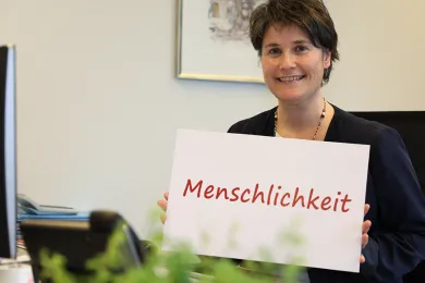 Rotkreuz Grundsatz "Menschlichkeit" mit Anja Nicole Seiwert, Geschäftsleitung