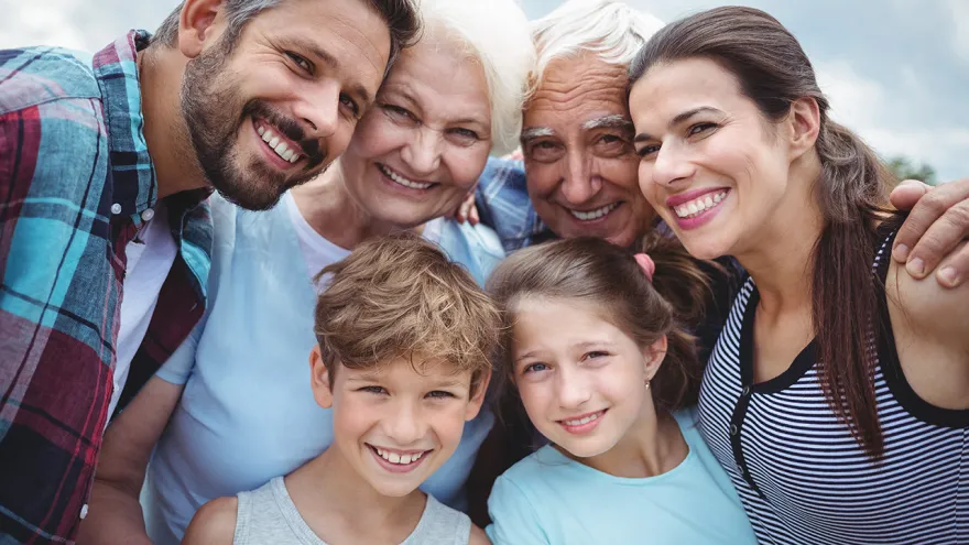 Familie - 3 Generationen, eng Umschlungen