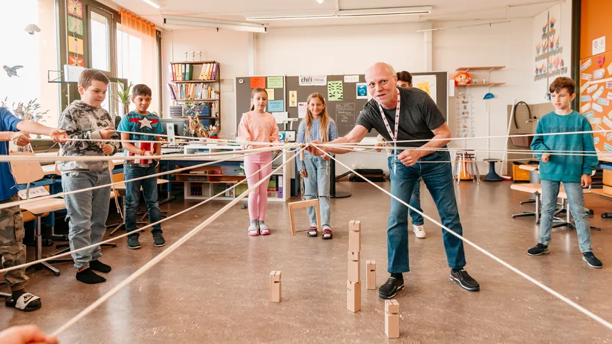 Der chili-Trainer vermittelt den Kindern auf spielerischer Art und Weise das Wissen rund um die Konfliktprävention.